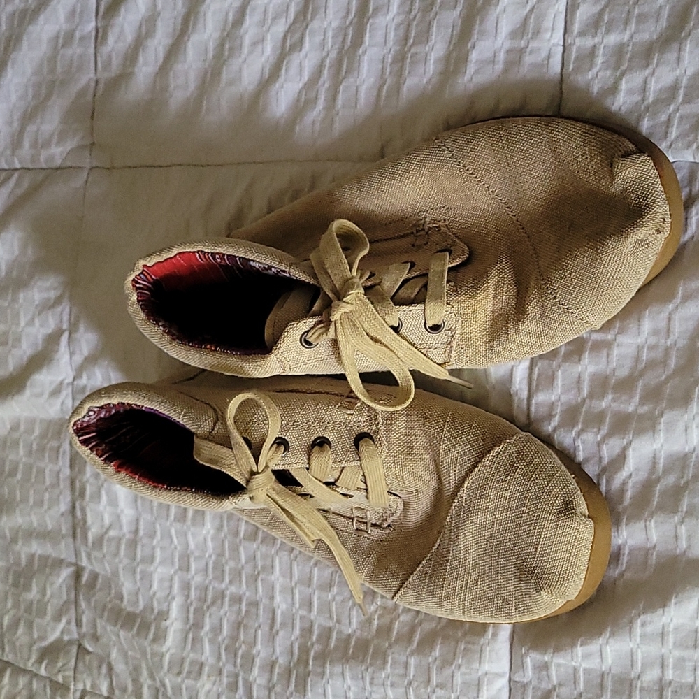Toms Khaki lace up shoes